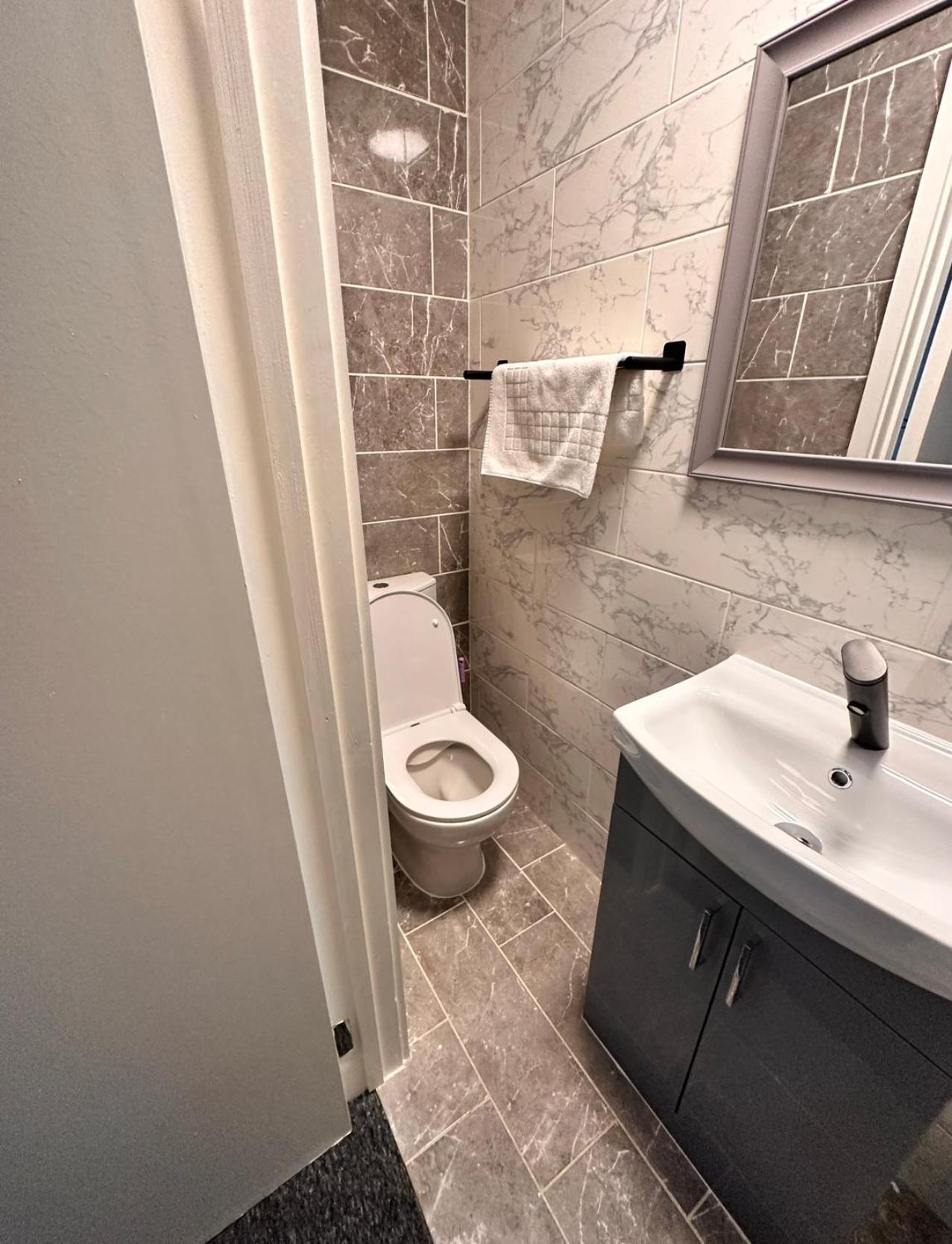 The White Lion Hotel, Church Road, Bs37 5bg Self-check-in Free Parking Apartment Yate