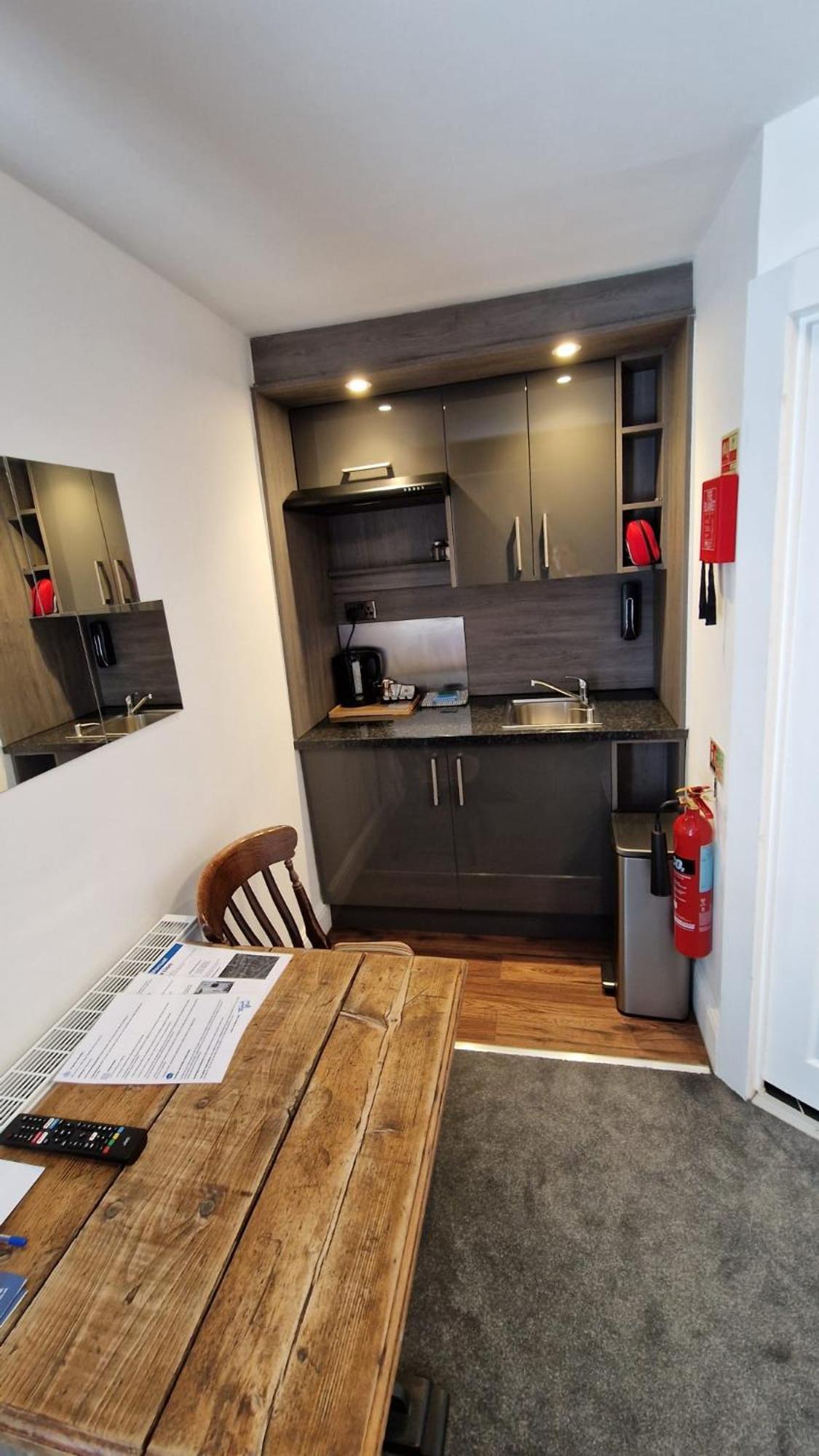 The White Lion Hotel, Church Road, Bs37 5bg Self-check-in Free Parking Apartment *