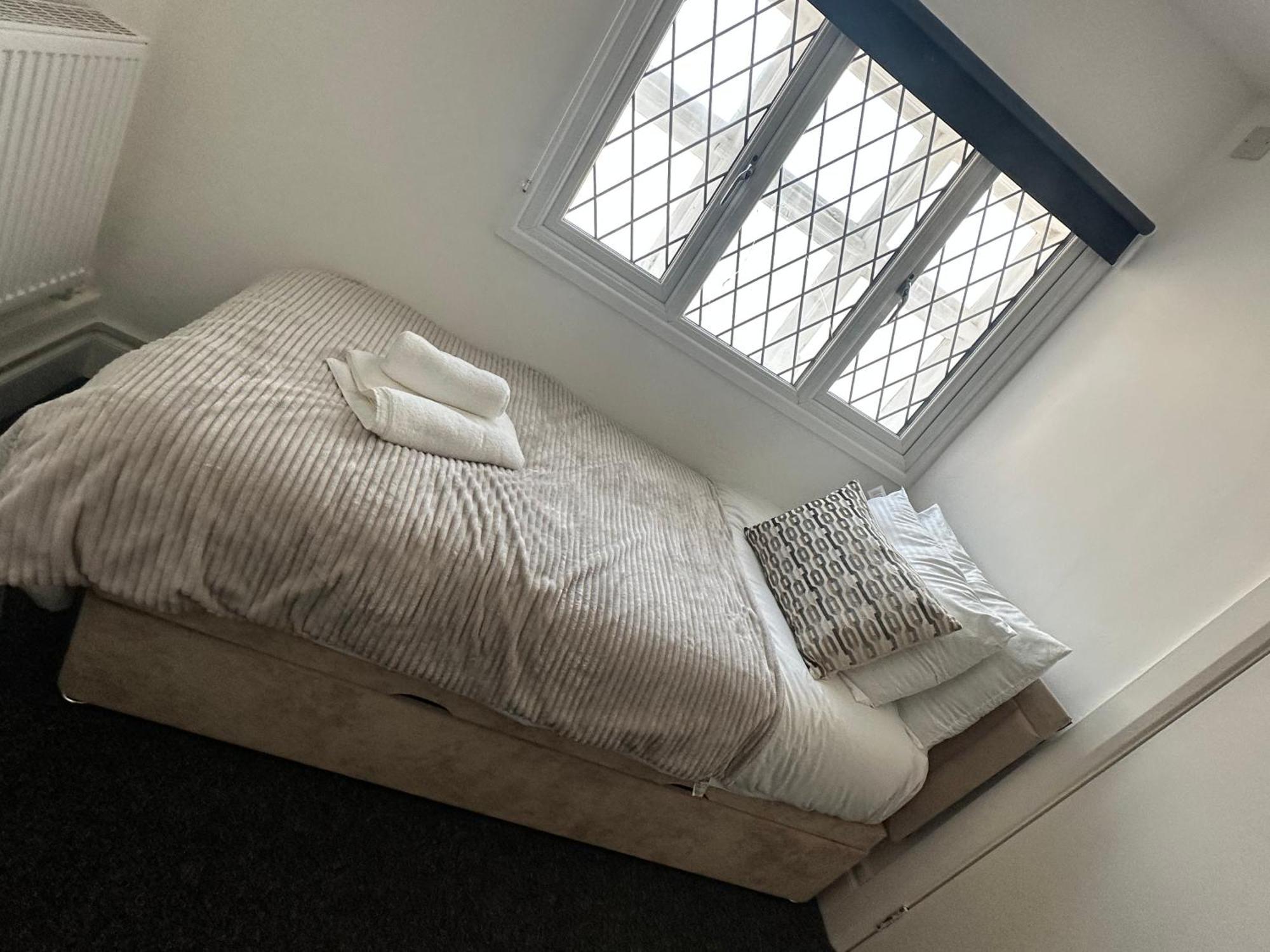 The White Lion Hotel, Church Road, Bs37 5bg Self-check-in Free Parking Apartment *