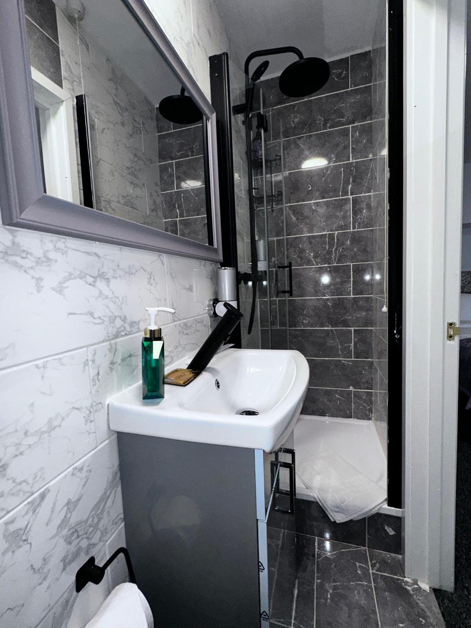 The White Lion Hotel, Church Road, Bs37 5bg Self-check-in Free Parking Apartment *