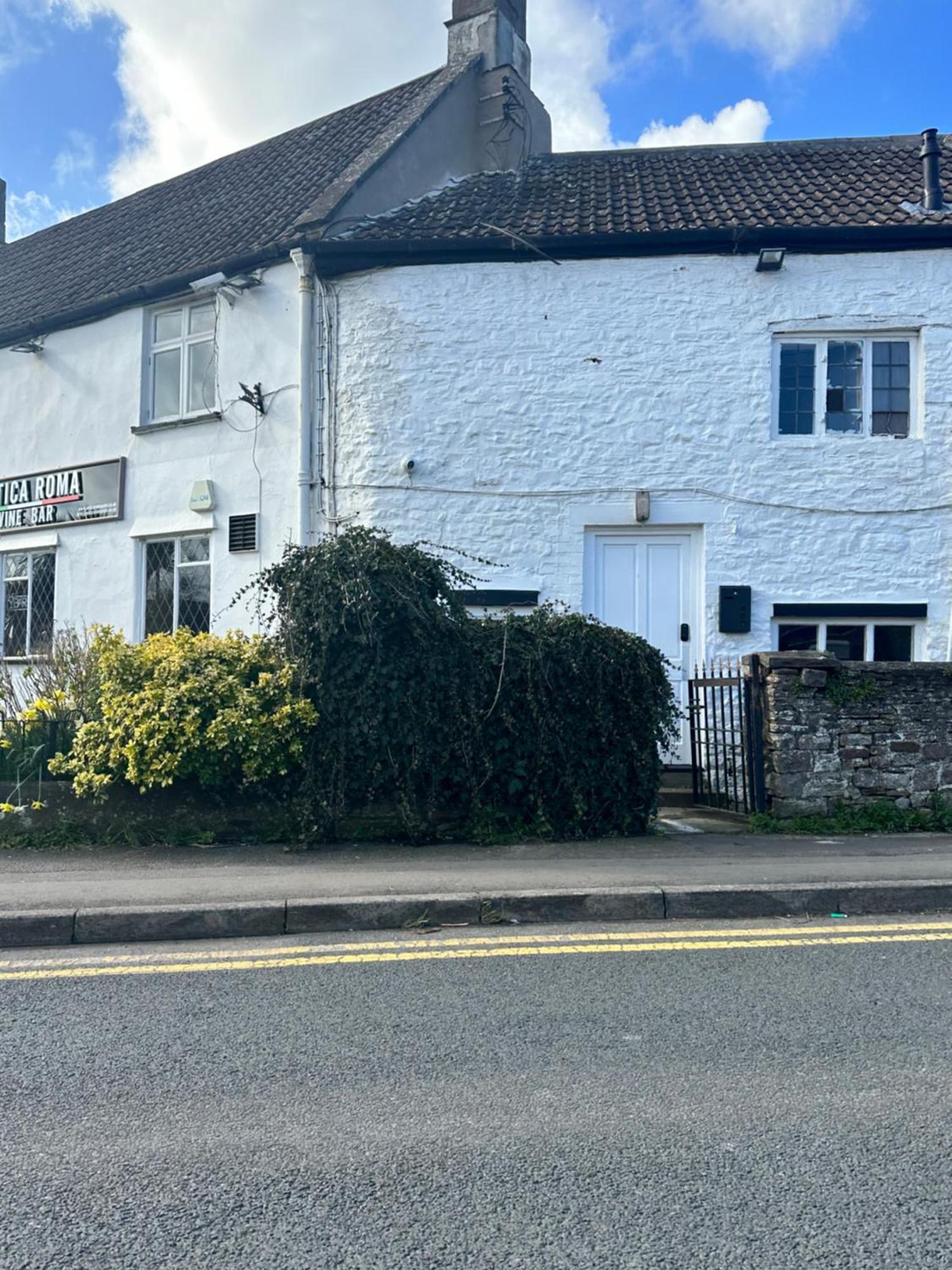 The White Lion Hotel, Church Road, Bs37 5bg Self-check-in Free Parking *