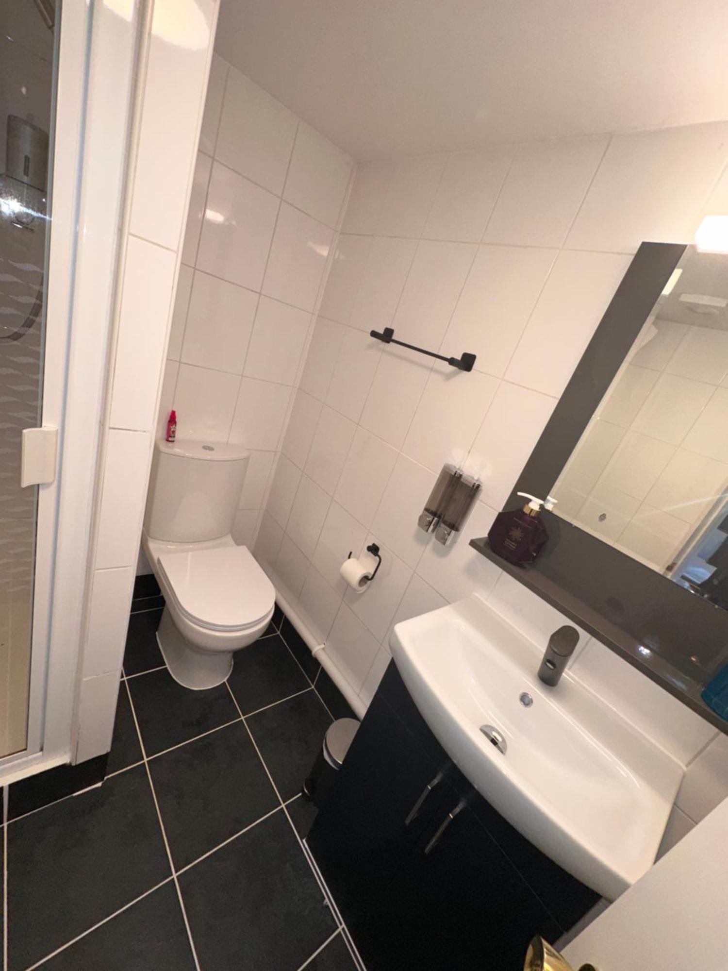 The White Lion Hotel, Church Road, Bs37 5bg Self-check-in Free Parking Apartment *