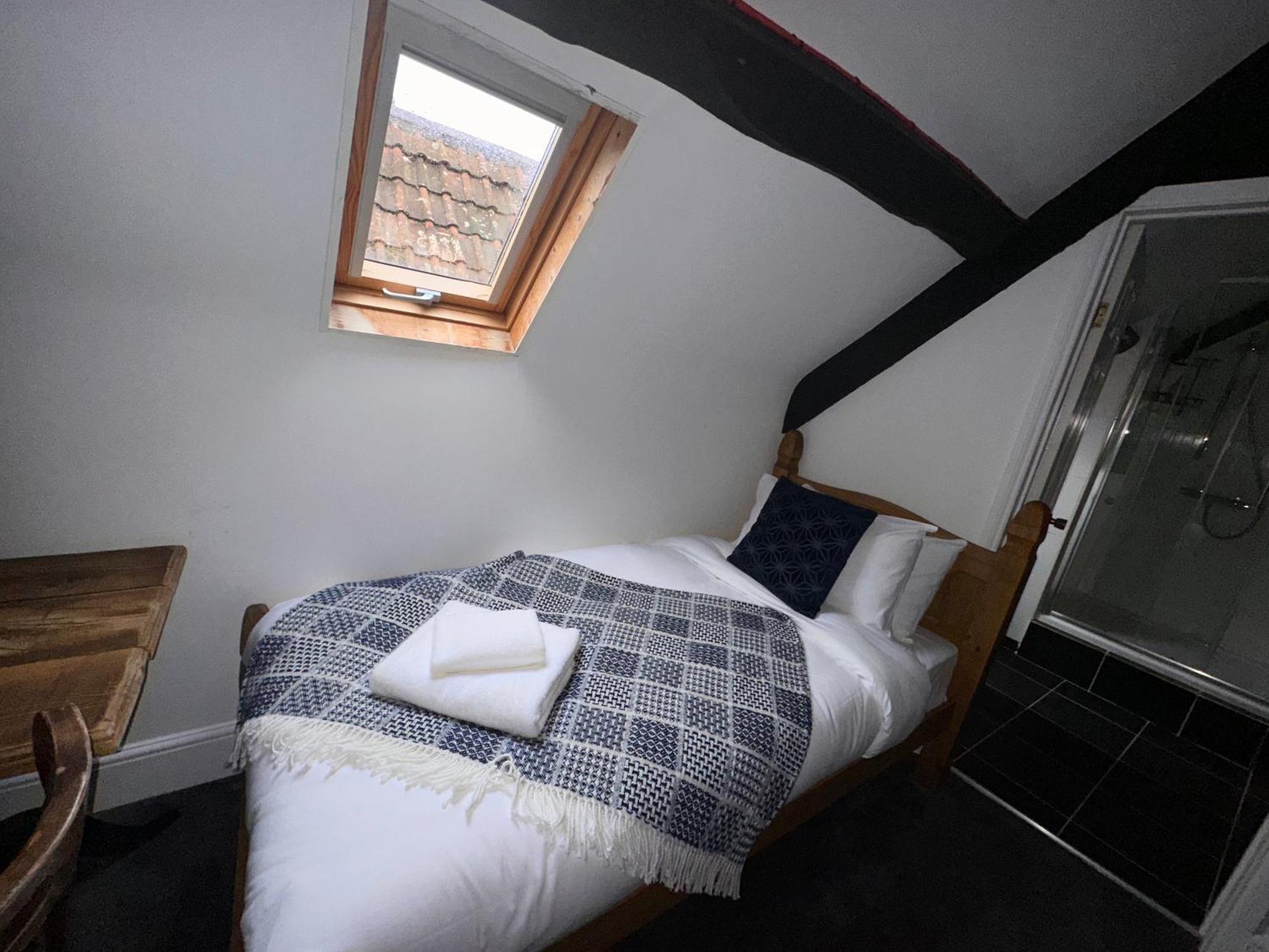 The White Lion Hotel, Church Road, Bs37 5bg Self-check-in Free Parking * Yate