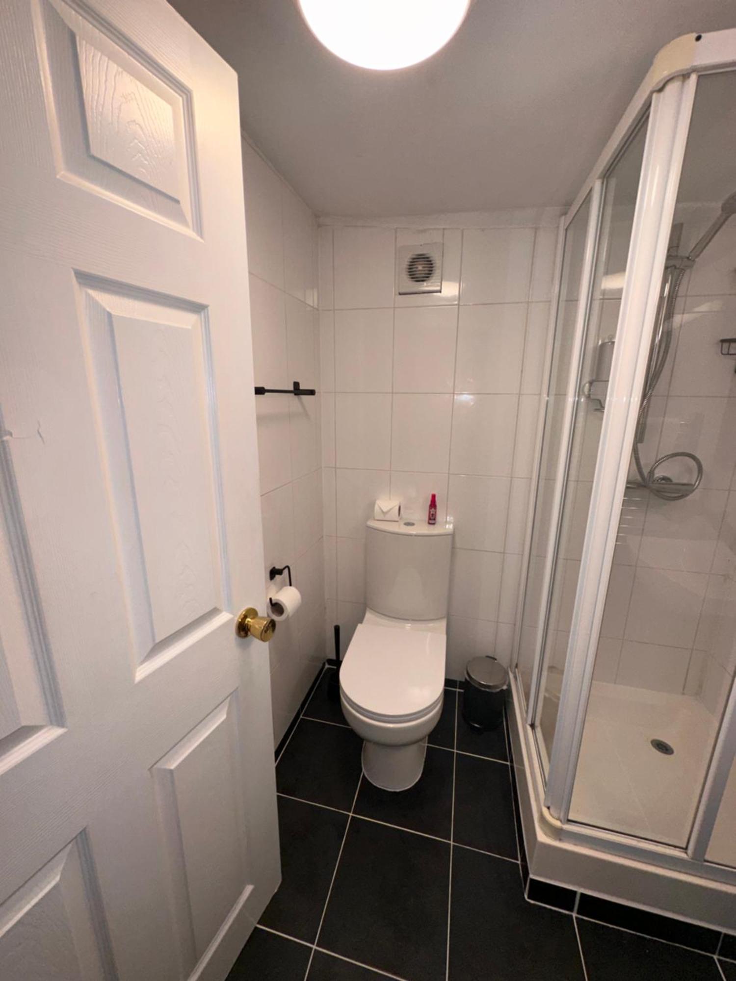 The White Lion Hotel, Church Road, Bs37 5bg Self-check-in Free Parking
