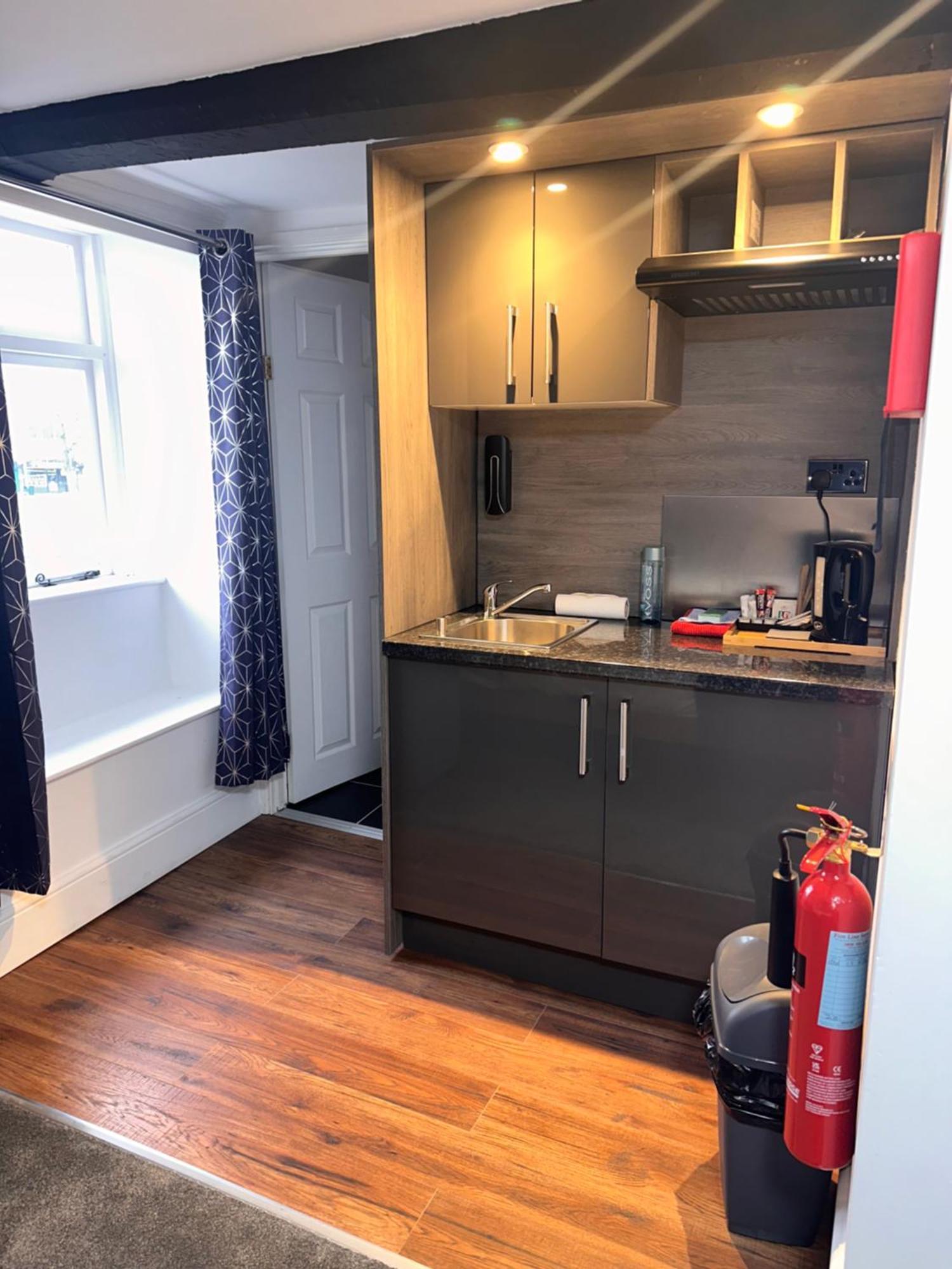 Apartment The White Lion Hotel, Church Road, Bs37 5bg Self-check-in Free Parking