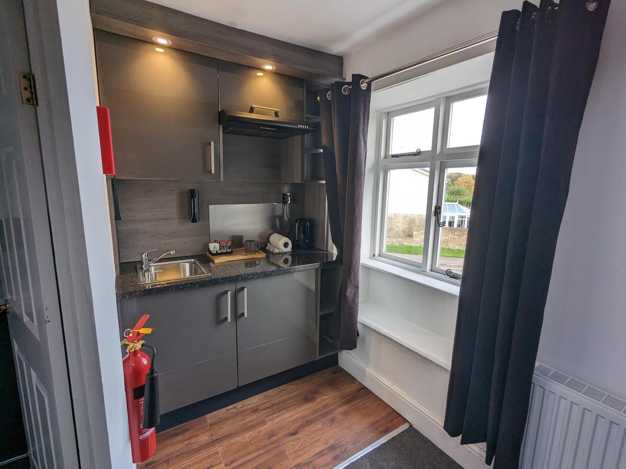 The White Lion Hotel, Church Road, Bs37 5bg Self-check-in Free Parking Apartment