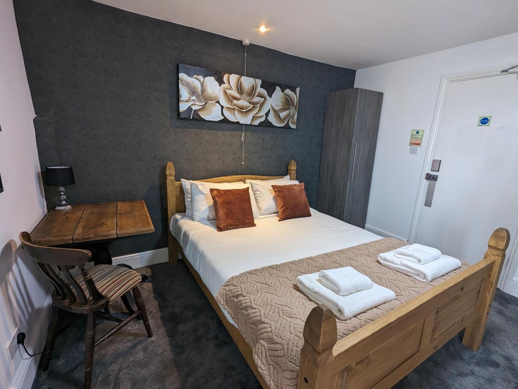 The White Lion Hotel, Church Road, Bs37 5bg Self-check-in Free Parking * Yate